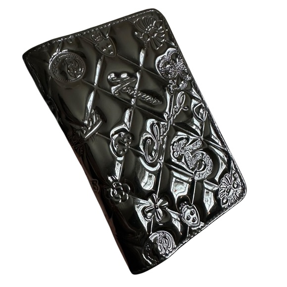 Authentic CHANEL Black Patent Leather Lucky Charms Passport Bifold Wallet & Box - Picture 13 of 15